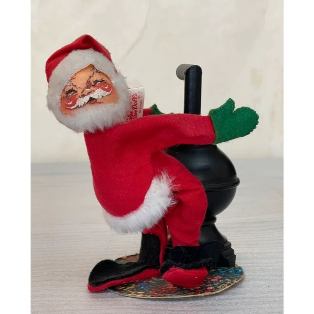 VTG Retired Annalee Mobilitee Santa Warming by Potbelly Stove 7"